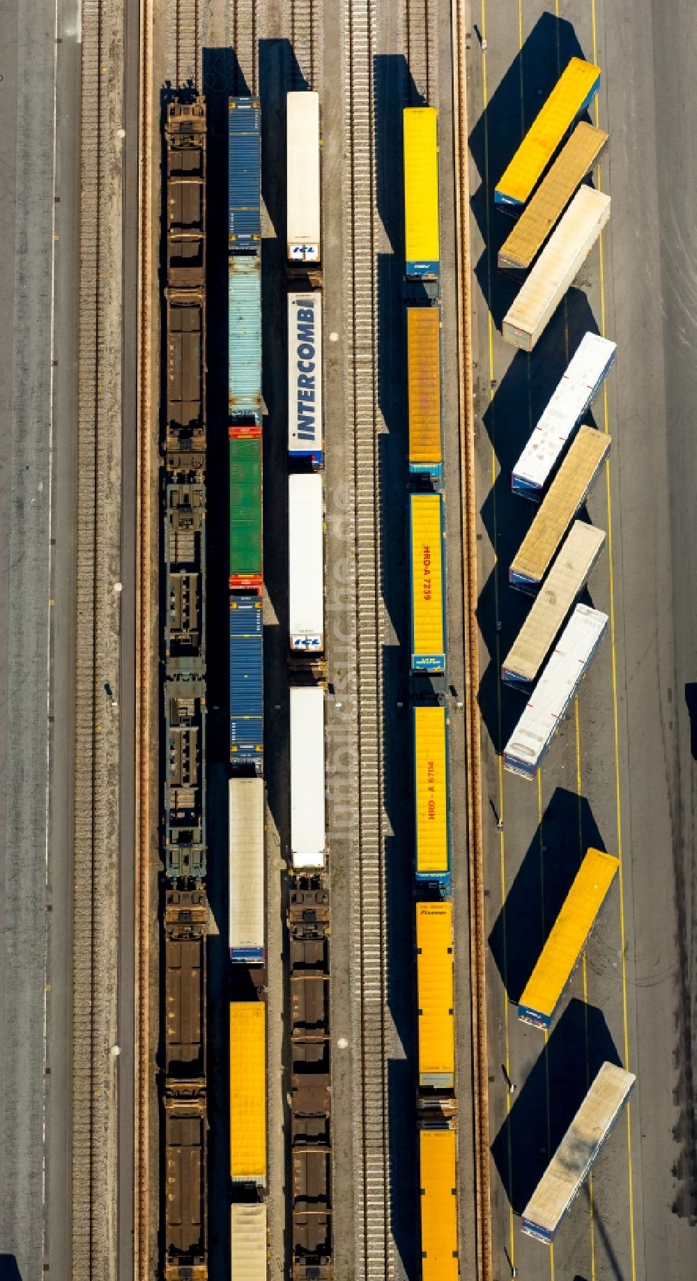 Duisburg aus der Vogelperspektive: Containerterminal im Containerhafen des Binnenhafen Logport III Duisport im Logistikzentrum Rheinhausen in Duisburg im Bundesland Nordrhein-Westfalen