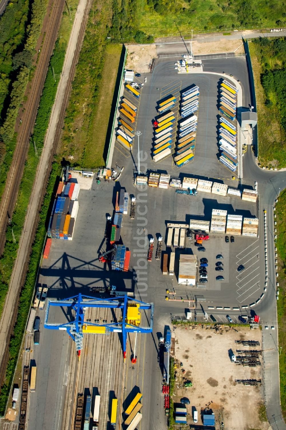 Luftbild Duisburg - Containerterminal im Containerhafen des Binnenhafen Logport III Duisport im Logistikzentrum Rheinhausen in Duisburg im Bundesland Nordrhein-Westfalen