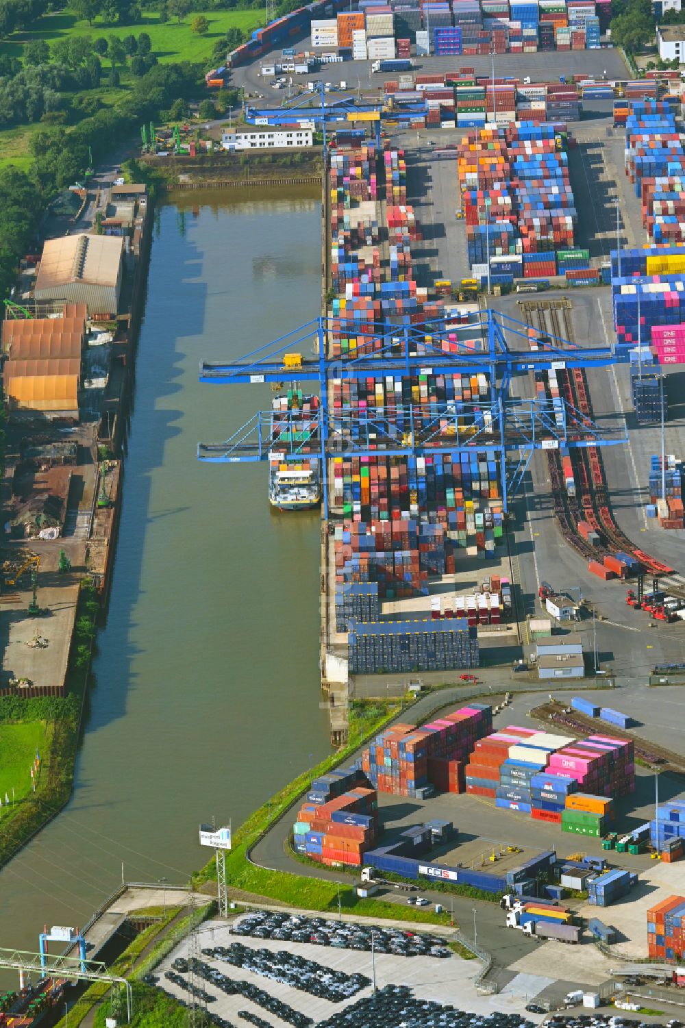 Duisburg aus der Vogelperspektive: Containerterminal im Containerhafen des Binnenhafen am Rhein bei Hochwasser im Ortsteil Friemersheim in Duisburg im Bundesland Nordrhein-Westfalen, Deutschland