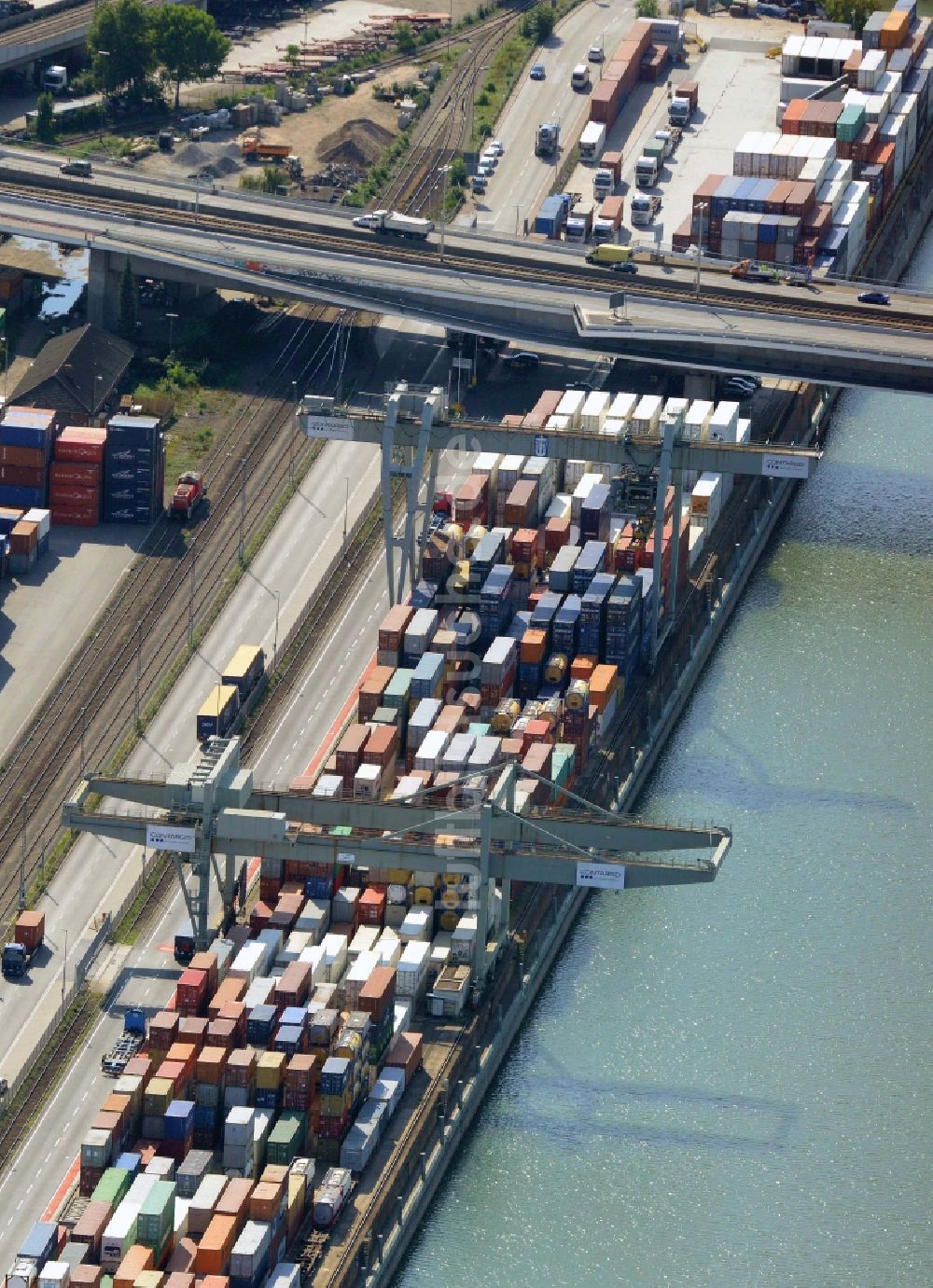 Ludwigshafen am Rhein von oben - Containerterminal im Containerhafen des Binnenhafen des Rhein in Ludwigshafen am Rhein im Bundesland Rheinland-Pfalz