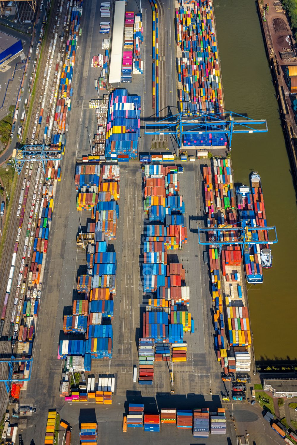 Duisburg von oben - Containerterminal im Containerhafen des Binnenhafen am Rhein im Ortsteil Friemersheim in Duisburg im Bundesland Nordrhein-Westfalen, Deutschland