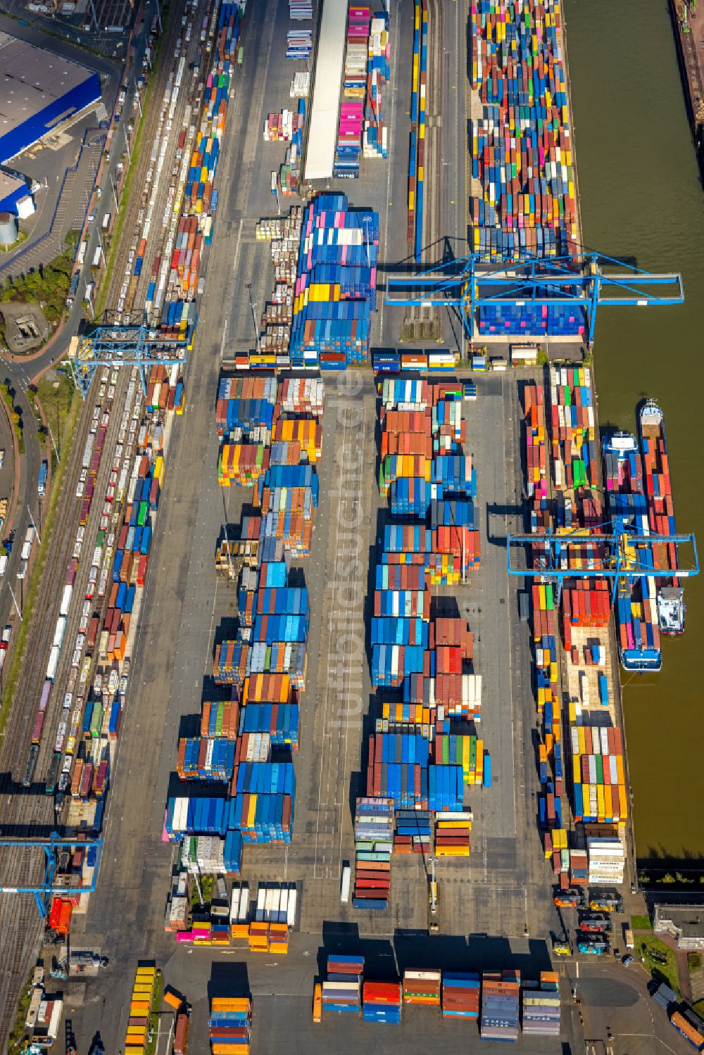 Duisburg aus der Vogelperspektive: Containerterminal im Containerhafen des Binnenhafen am Rhein im Ortsteil Friemersheim in Duisburg im Bundesland Nordrhein-Westfalen, Deutschland