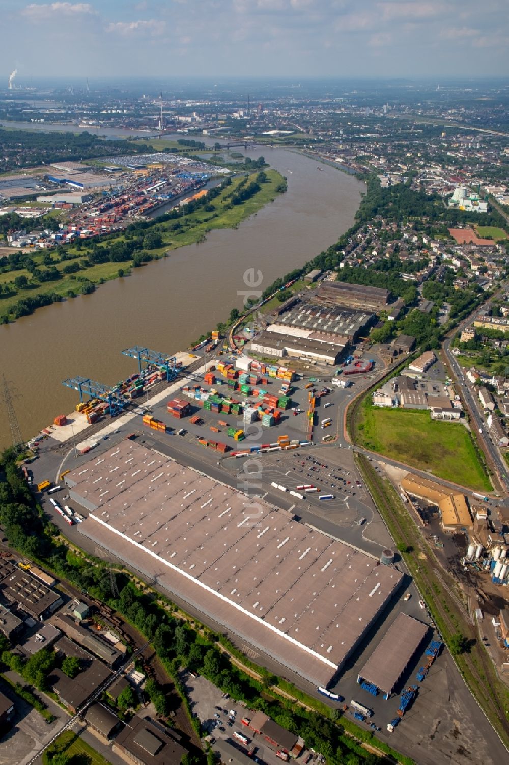 Luftbild Duisburg - Containerterminal im Containerhafen des Binnenhafen Rhein-Ruhr Terminal Gesellschaft für Container- und Güterumschlag mbH an der Richard-Seiffert-Straße in Duisburg im Bundesland Nordrhein-Westfalen