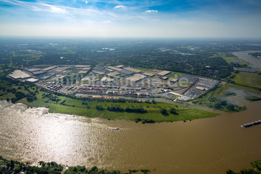 Luftaufnahme Duisburg - Containerterminal im Containerhafen des Binnenhafen Rheinhausen am Ufer des Hochwasser führenden Flußverlaufes des Rhein in Duisburg im Bundesland Nordrhein-Westfalen