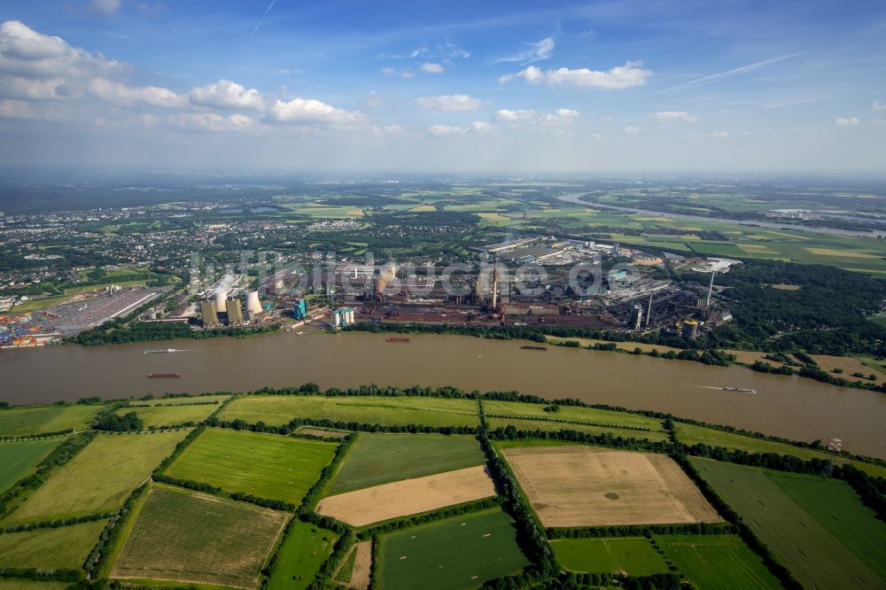 Duisburg aus der Vogelperspektive: Containerterminal im Containerhafen des Binnenhafen Rheinhausen am Ufer des Hochwasser führenden Flußverlaufes des Rhein in Duisburg im Bundesland Nordrhein-Westfalen