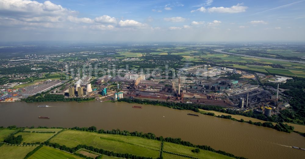 Luftbild Duisburg - Containerterminal im Containerhafen des Binnenhafen Rheinhausen am Ufer des Hochwasser führenden Flußverlaufes des Rhein in Duisburg im Bundesland Nordrhein-Westfalen