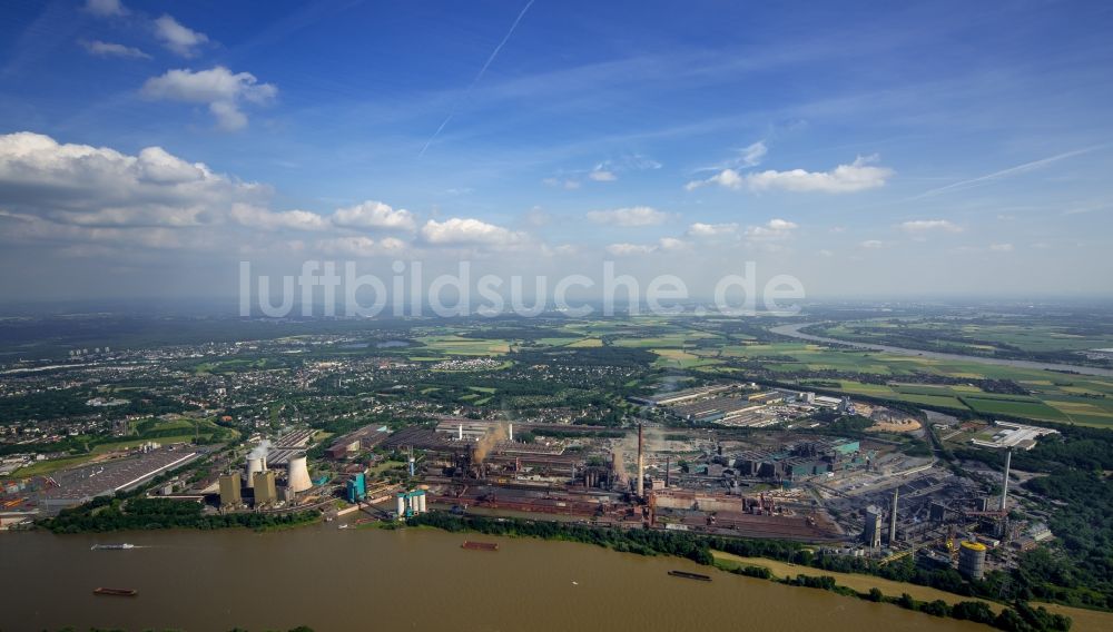 Luftaufnahme Duisburg - Containerterminal im Containerhafen des Binnenhafen Rheinhausen am Ufer des Hochwasser führenden Flußverlaufes des Rhein in Duisburg im Bundesland Nordrhein-Westfalen