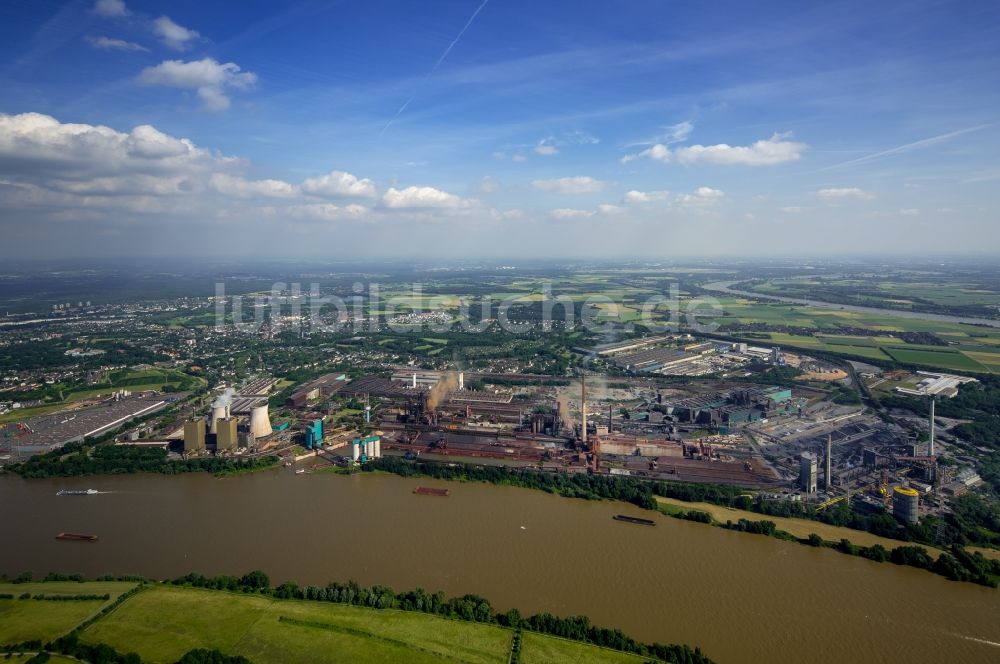 Duisburg aus der Vogelperspektive: Containerterminal im Containerhafen des Binnenhafen Rheinhausen am Ufer des Hochwasser führenden Flußverlaufes des Rhein in Duisburg im Bundesland Nordrhein-Westfalen