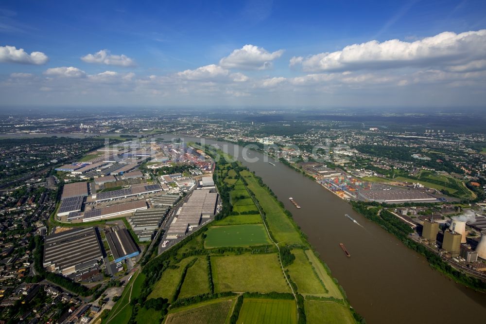 Luftaufnahme Duisburg - Containerterminal im Containerhafen des Binnenhafen Rheinhausen am Ufer des Hochwasser führenden Flußverlaufes des Rhein in Duisburg im Bundesland Nordrhein-Westfalen