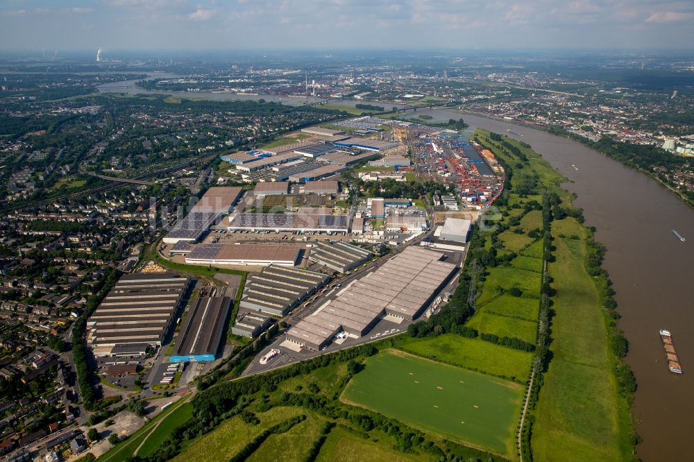 Luftaufnahme Duisburg - Containerterminal im Containerhafen des Binnenhafen Rheinhausen am Ufer des Hochwasser führenden Flußverlaufes des Rhein in Duisburg im Bundesland Nordrhein-Westfalen