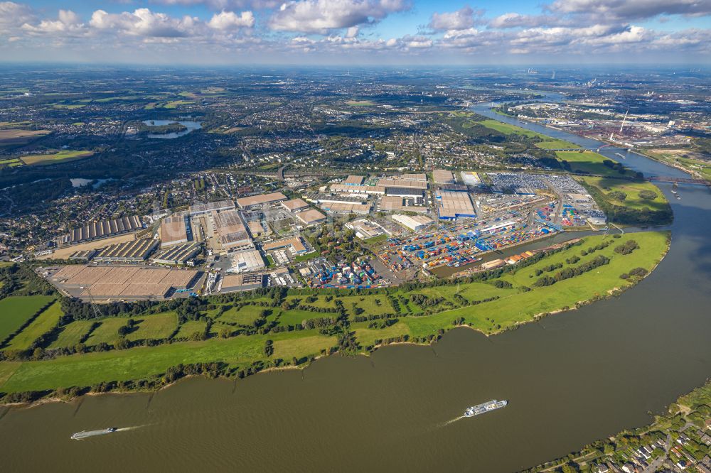 Luftaufnahme Duisburg - Containerterminal im Containerhafen des Binnenhafen Rheinhausen am Ufer des Hochwasser führenden Flußverlaufes des Rhein in Duisburg im Bundesland Nordrhein-Westfalen