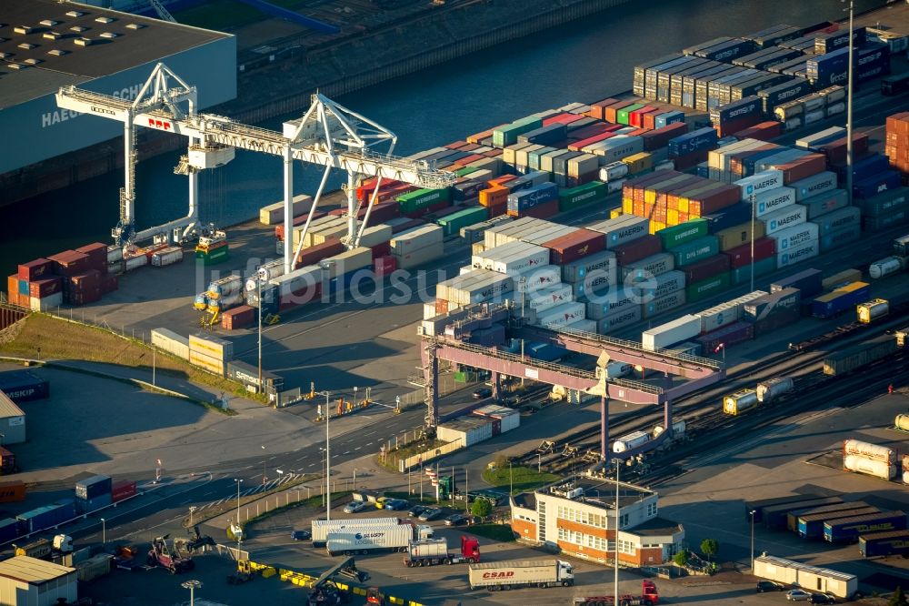 Duisburg von oben - Containerterminal im Containerhafen des Binnenhafen am Ufer der Ruhr in Duisburg im Bundesland Nordrhein-Westfalen