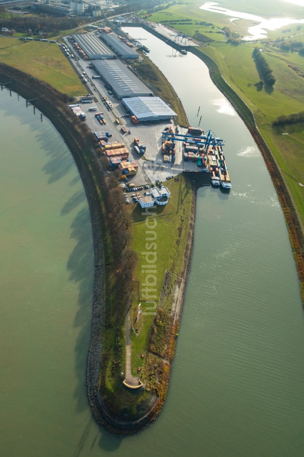 Voerde (Niederrhein) aus der Vogelperspektive: Containerterminal im Containerhafen des Binnenhafen am Wesel-Datteln-Kanal im Ortsteil Spellen in Voerde (Niederrhein) im Bundesland Nordrhein-Westfalen