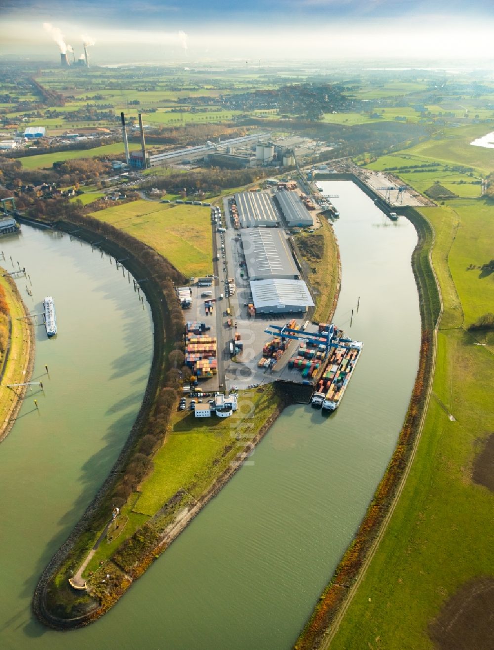 Voerde (Niederrhein) von oben - Containerterminal im Containerhafen des Binnenhafen am Wesel-Datteln-Kanal im Ortsteil Spellen in Voerde (Niederrhein) im Bundesland Nordrhein-Westfalen