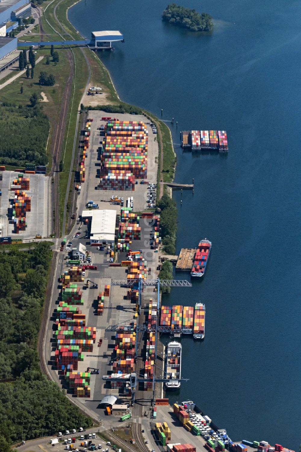 Wörth am Rhein von oben - Containerterminal im Containerhafen am Landeshafen in Wörth im Bundesland Rheinland-Pfalz, Deutschland