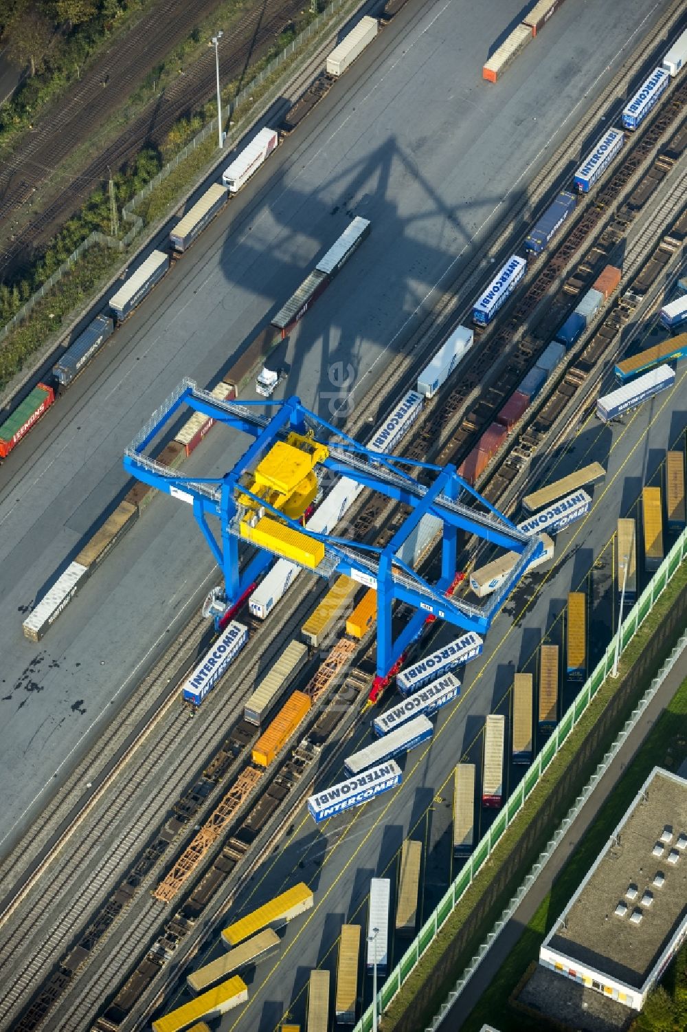 Luftaufnahme Duisburg - Containerterminal mit Förder- und Kran- Anlage in Duisburg im Bundesland Nordrhein-Westfalen