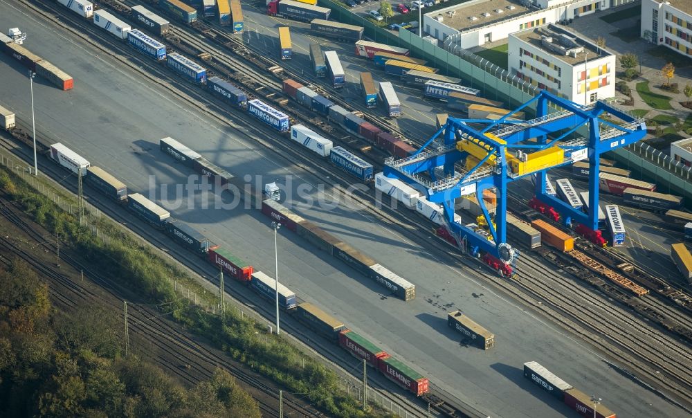 Duisburg von oben - Containerterminal mit Förder- und Kran- Anlage in Duisburg im Bundesland Nordrhein-Westfalen