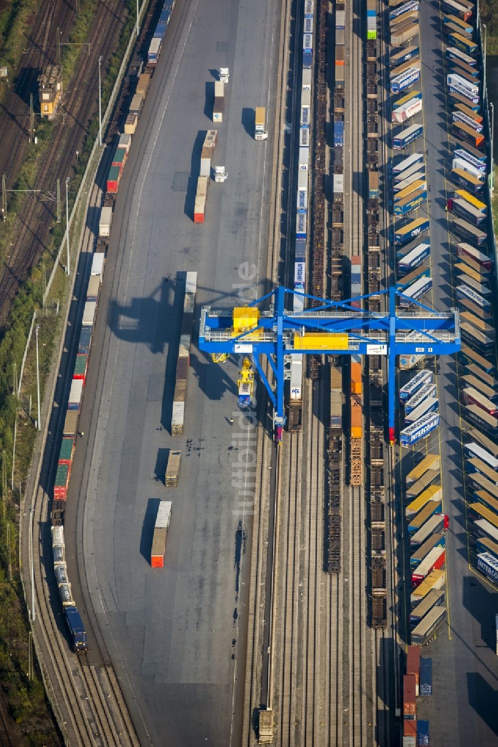 Duisburg aus der Vogelperspektive: Containerterminal mit Förder- und Kran- Anlage in Duisburg im Bundesland Nordrhein-Westfalen