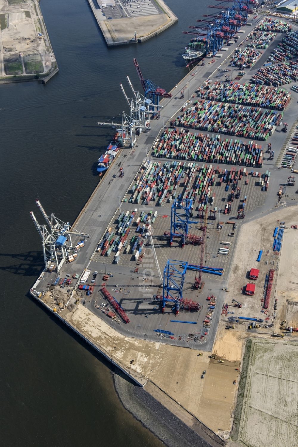 Hamburg von oben - Containerterminal Tollerort im Containerhafen des Überseehafen im Stadtteil Steinwerder in Hamburg mit dem Klärwerk Köhlbrandhöft