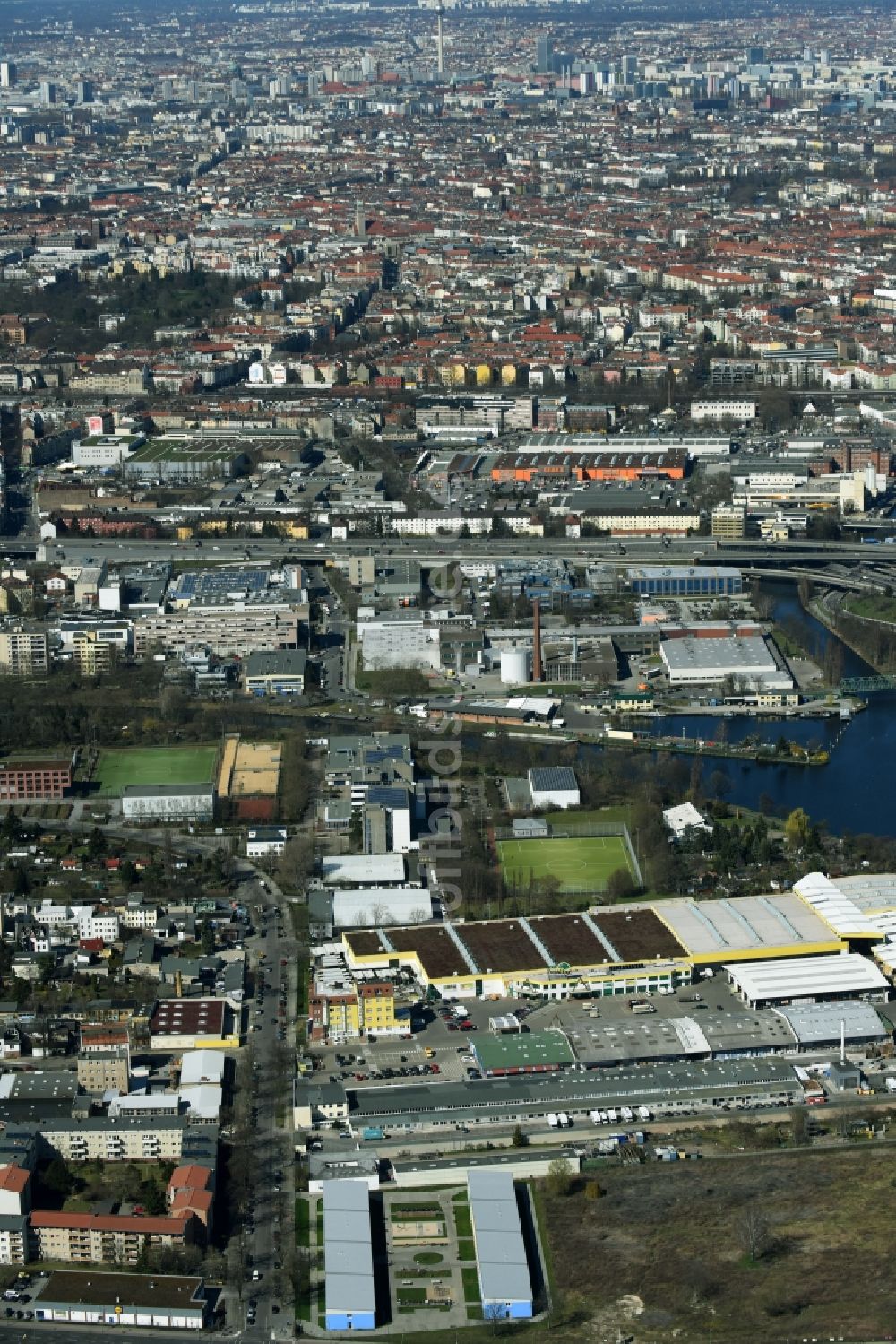 Luftaufnahme Berlin - Containerunterkunft für Flüchtlinge in Berlin Neukölln