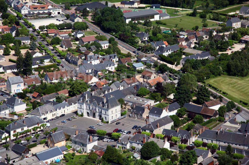 Luftaufnahme Cour-Cheverny - Cour-Cheverny mit dem Hotel da Ville