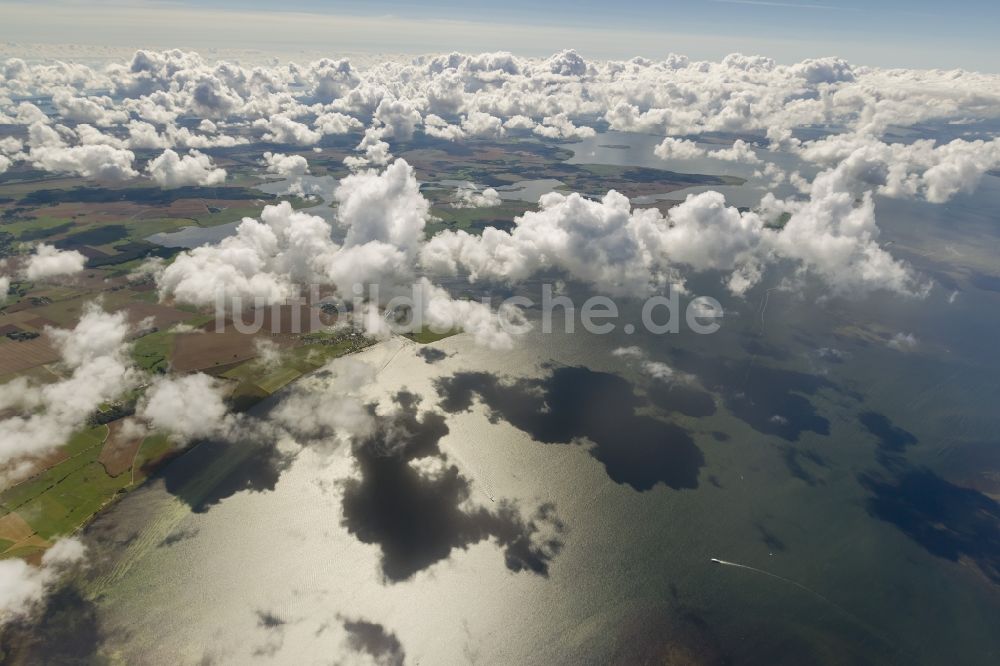 Kloster aus der Vogelperspektive: Cumulus- Wolken - Landschaft der Nordspitze der Insel Hiddensee mit dem Leuchtturm Dornbusch und der Ortschaft Kloster im Bundesland Mecklenburg-Vorpommern