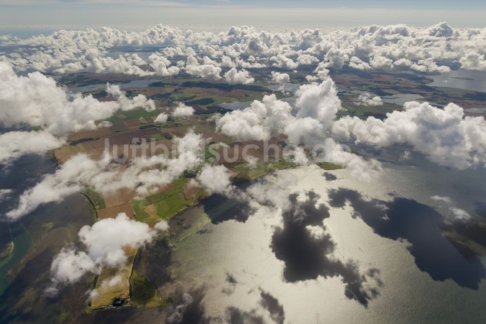 Luftbild Kloster - Cumulus- Wolken - Landschaft der Nordspitze der Insel Hiddensee mit dem Leuchtturm Dornbusch und der Ortschaft Kloster im Bundesland Mecklenburg-Vorpommern