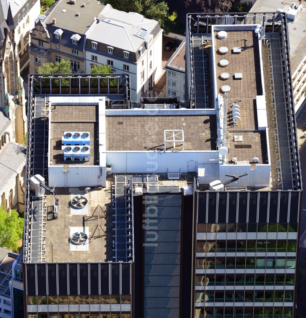 Luftaufnahme Frankfurt am Main - Dach vom City-Hochhaus am Platz der Republik im Stadtteil Westend in Frankfurt am Main im Bundesland Hessen