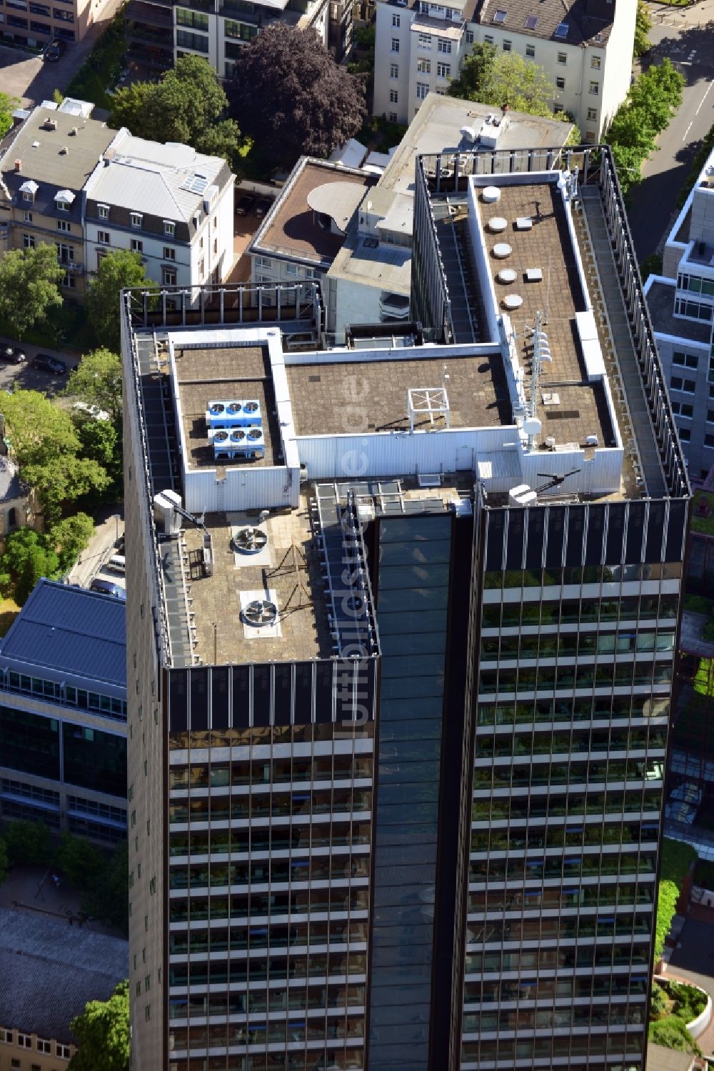 Luftaufnahme Frankfurt am Main - Dach vom City-Hochhaus am Platz der Republik im Stadtteil Westend in Frankfurt am Main im Bundesland Hessen