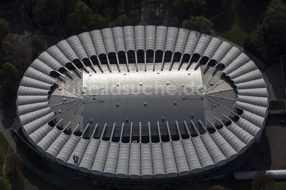 München von oben - Dach der Event-Arena im Olympiapark in München im Bundesland Bayern