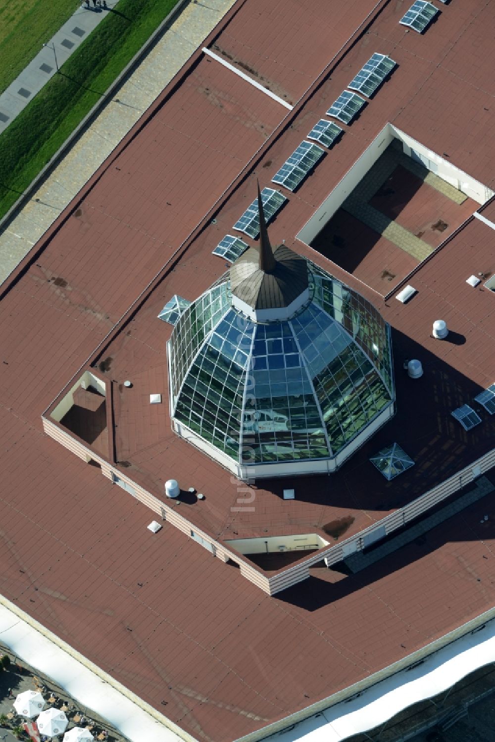 Luftaufnahme Bremerhaven - Dach und Glaskuppel des Einkaufszentrums Mediterraneo in Bremerhaven im Bundesland Bremen