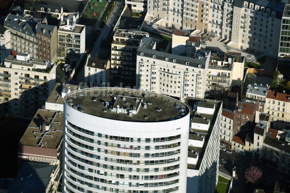 Luftaufnahme Paris - Dach eines Hochhaus- Gebäude und Büroturm am Ufer des Flusses Senne in Paris in Ile-de-France, Frankreich