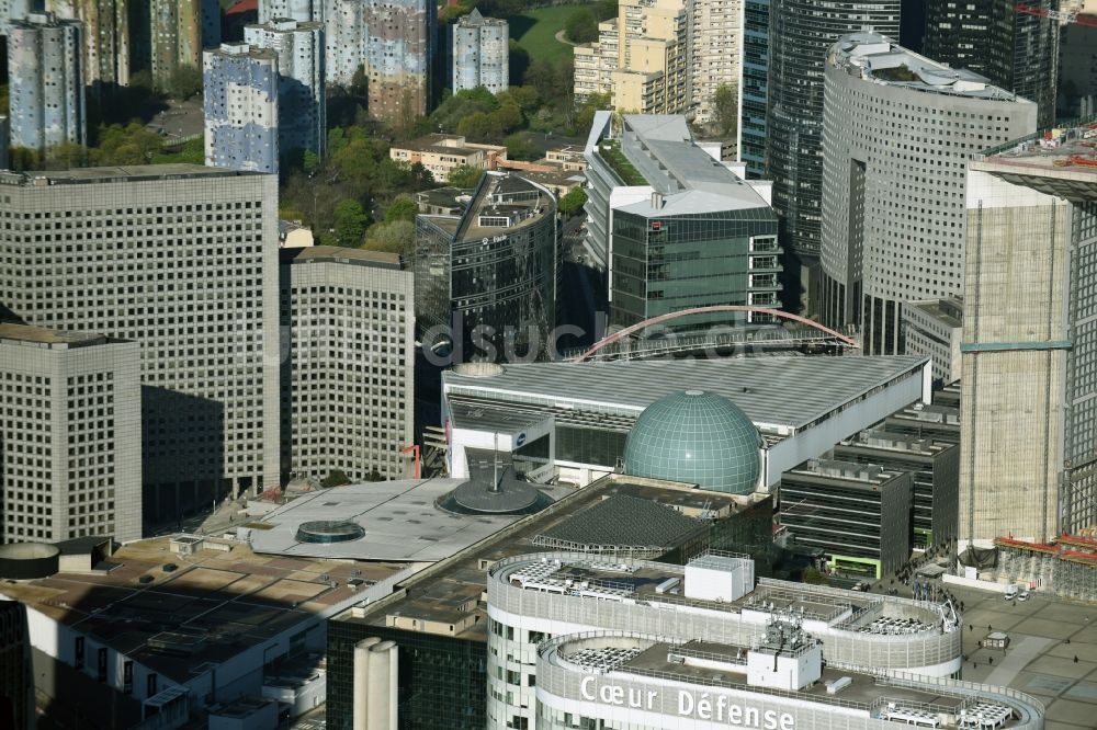 Paris aus der Vogelperspektive: Dach und Kuppel des Einkaufszentrums Les 4 Temps im Hochhaus und Geschäfts- Viertel La Defense in Paris in Ile-de-France, Frankreich