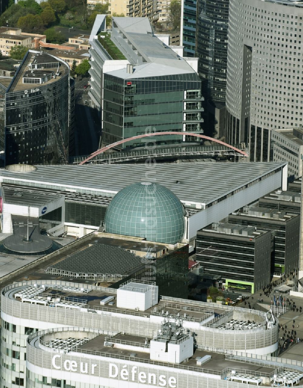 Luftbild Paris - Dach und Kuppel des Einkaufszentrums Les 4 Temps im Hochhaus und Geschäfts- Viertel La Defense in Paris in Ile-de-France, Frankreich