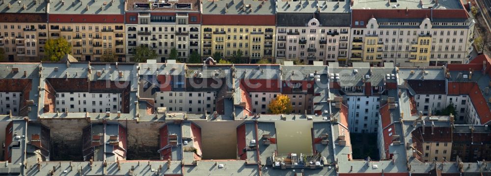 Luftaufnahme Berlin Prenzlauer Berg - Dach- Landschaft der Altbau - Wohngebiete im Stadtteil Prenzlauer Berg von Berlin