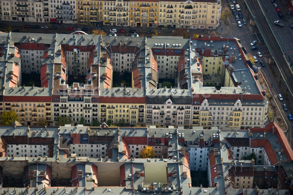 Berlin Prenzlauer Berg von oben - Dach- Landschaft der Altbau - Wohngebiete im Stadtteil Prenzlauer Berg von Berlin