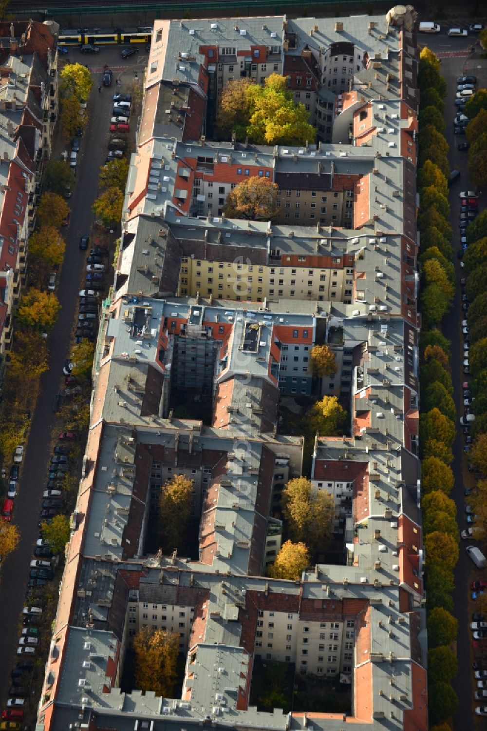 Luftbild Berlin Prenzlauer Berg - Dach- Landschaft der Altbau - Wohngebiete im Stadtteil Prenzlauer Berg von Berlin