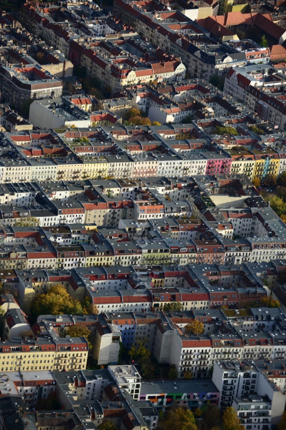 Berlin Prenzlauer Berg von oben - Dach- Landschaft der Altbau - Wohngebiete im Stadtteil Prenzlauer Berg von Berlin