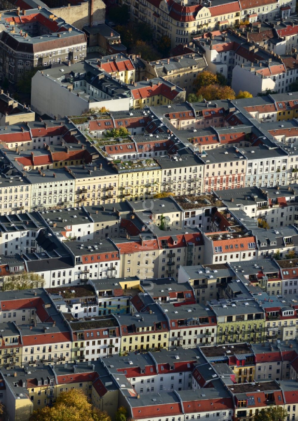 Berlin Prenzlauer Berg aus der Vogelperspektive: Dach- Landschaft der Altbau - Wohngebiete im Stadtteil Prenzlauer Berg von Berlin