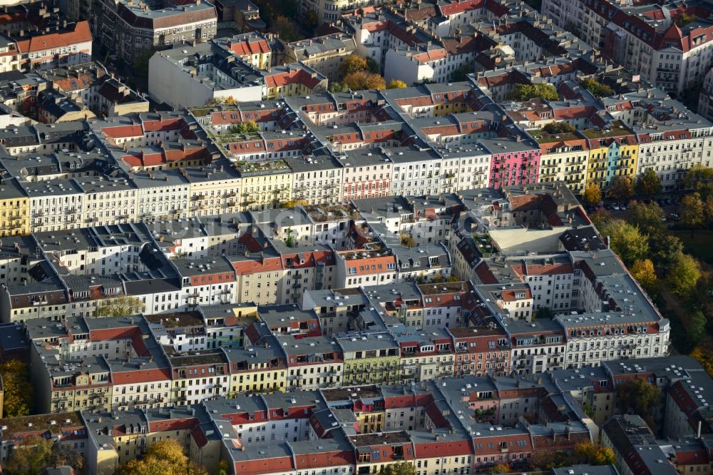 Luftbild Berlin Prenzlauer Berg - Dach- Landschaft der Altbau - Wohngebiete im Stadtteil Prenzlauer Berg von Berlin