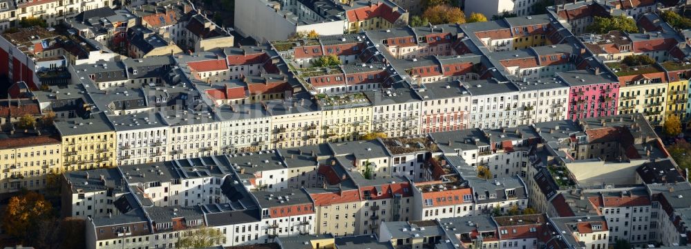 Luftaufnahme Berlin Prenzlauer Berg - Dach- Landschaft der Altbau - Wohngebiete im Stadtteil Prenzlauer Berg von Berlin