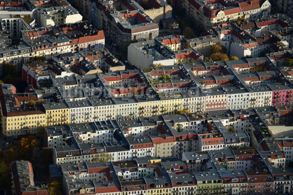 Berlin Prenzlauer Berg von oben - Dach- Landschaft der Altbau - Wohngebiete im Stadtteil Prenzlauer Berg von Berlin