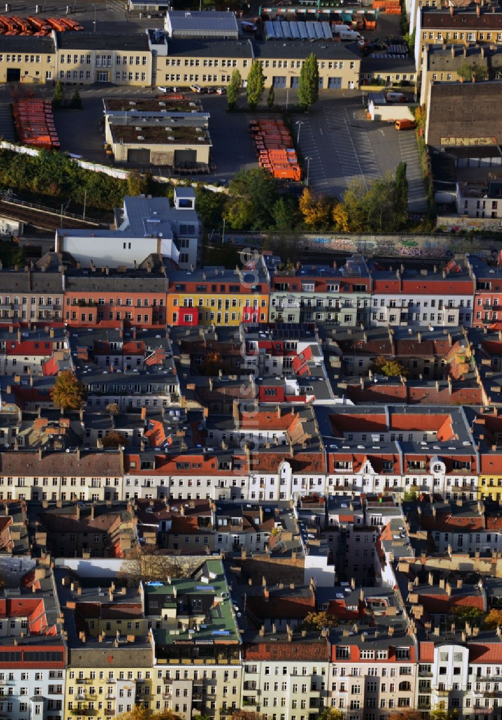 Luftaufnahme Berlin Prenzlauer Berg - Dach- Landschaft der Altbau - Wohngebiete im Stadtteil Prenzlauer Berg von Berlin