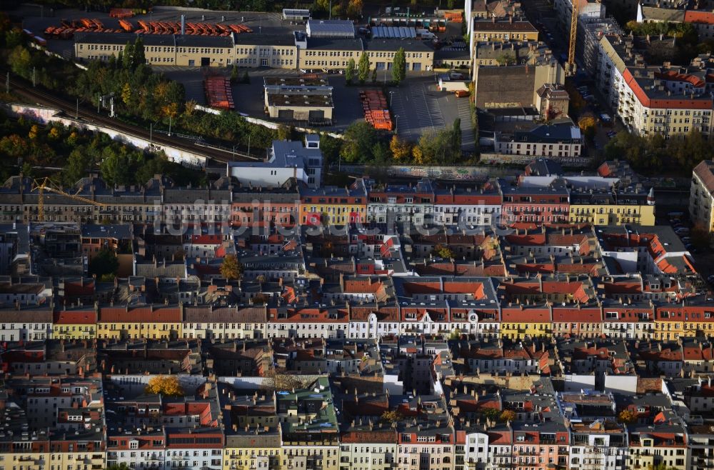 Berlin Prenzlauer Berg von oben - Dach- Landschaft der Altbau - Wohngebiete im Stadtteil Prenzlauer Berg von Berlin