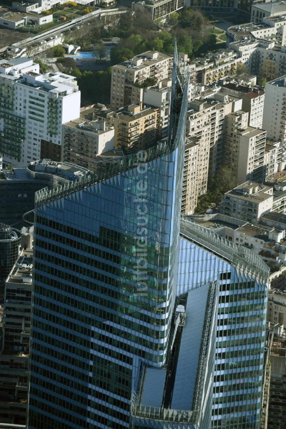 Paris von oben - Dach und Spitze des Hochhauses Tour First am östlichen Ende des Hochhaus- Viertels La Defense in Paris in Ile-de-France, Frankreich