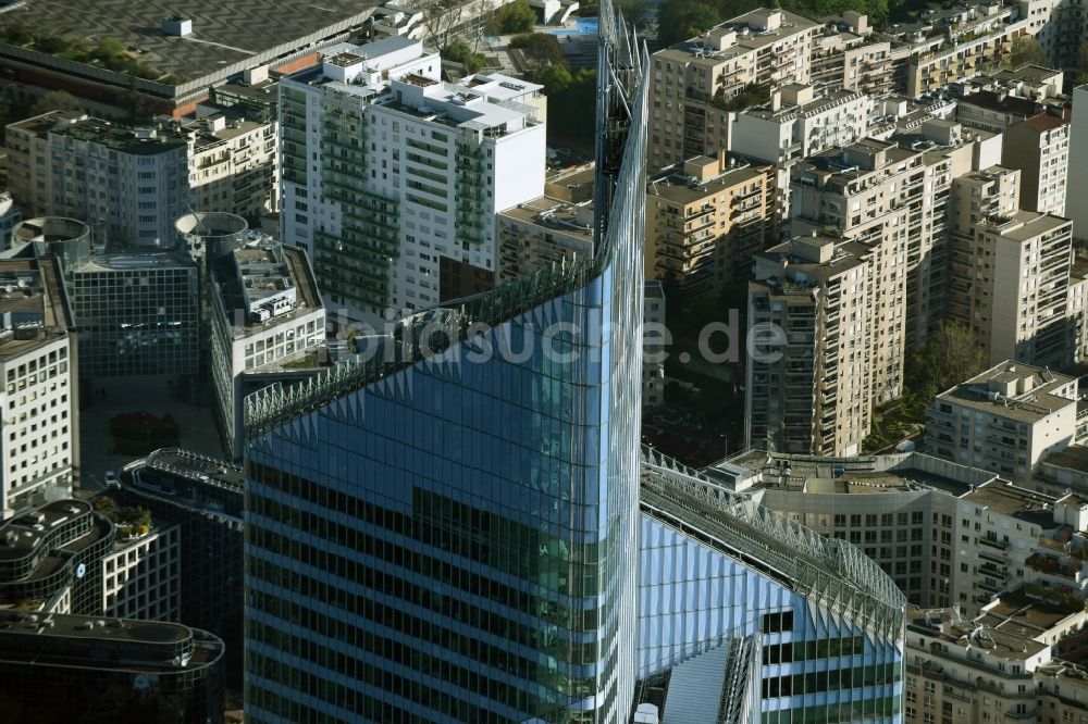 Paris aus der Vogelperspektive: Dach und Spitze des Hochhauses Tour First am östlichen Ende des Hochhaus- Viertels La Defense in Paris in Ile-de-France, Frankreich