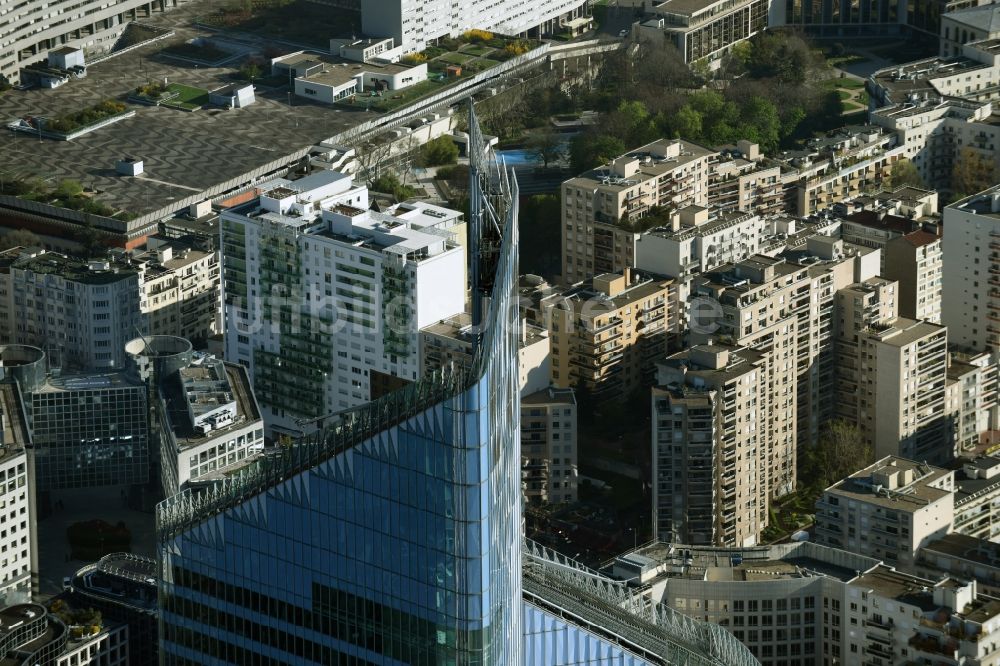 Luftbild Paris - Dach und Spitze des Hochhauses Tour First am östlichen Ende des Hochhaus- Viertels La Defense in Paris in Ile-de-France, Frankreich