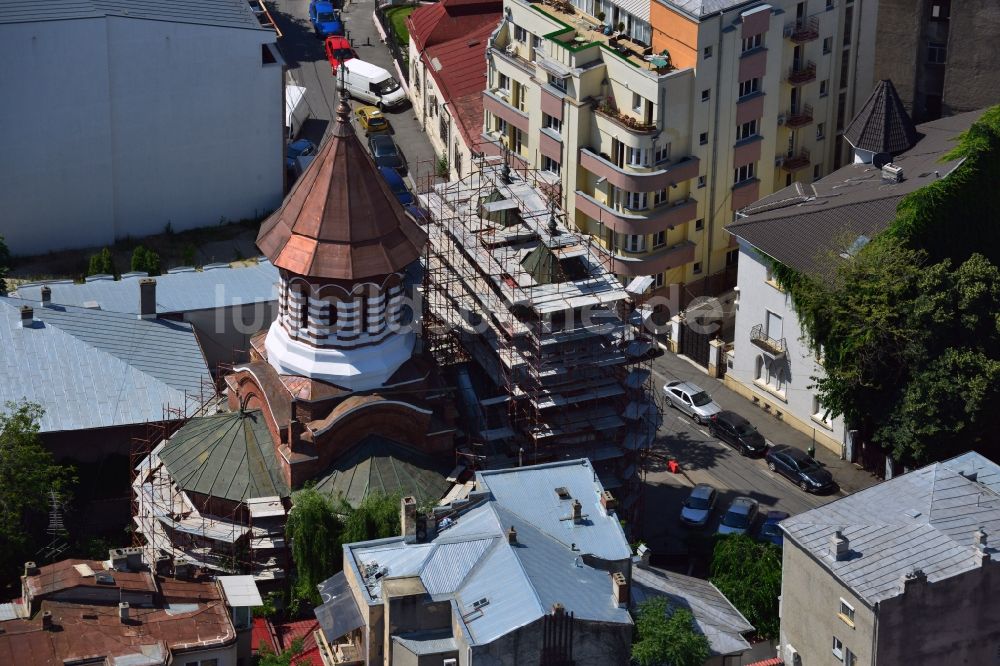 Bukarest von oben - Dach, Turm und Kuppel der Kirche Sfantul Visarion an der Straße Strada I.C. Visarion im Sektor 1 in Bukarest in Rumänien