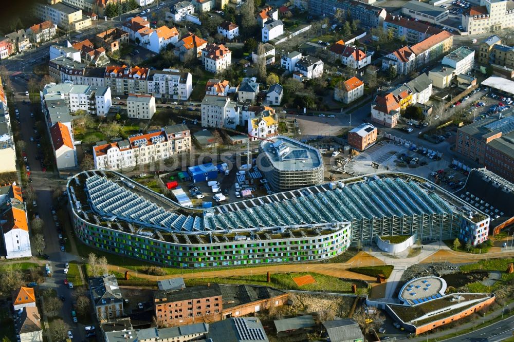 Luftaufnahme Dessau - Dach des Verwaltungsgebäudes der staatlichen Behörde UBA Umweltbundesamt in Dessau im Bundesland Sachsen-Anhalt, Deutschland