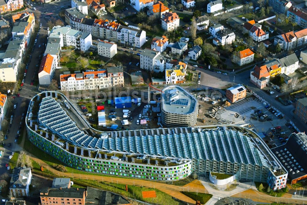 Dessau von oben - Dach des Verwaltungsgebäudes der staatlichen Behörde UBA Umweltbundesamt in Dessau im Bundesland Sachsen-Anhalt, Deutschland